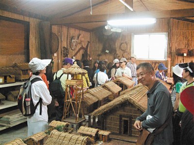 一行人參觀太巴塱文史工作室。