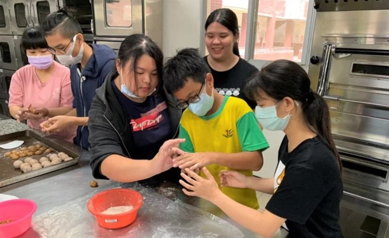 正港台南特產  台灣首府大學攜手小學做出「菱角」月餅-中秋節