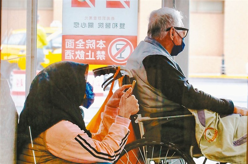 公費AZ疫苗23日擴大接種 軍警長照人員可施打 | 焦點 | 人間福報